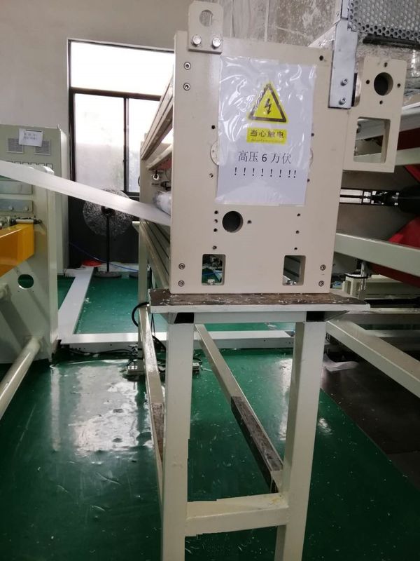 Schnelle Geschwindigkeits-Schmelze durchgebrannte Stoff-Maschine, nicht gesponnen, Maschine lärmarmes weißes und blau mit dem Loch mit 2400 Spinndüsen machend